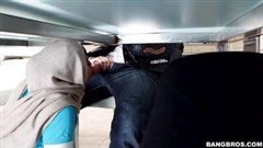 Araba matura e partner si godono il trio sul divano