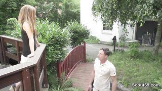 Bionda sul terrazzo prende colpi forti in varie posizioni