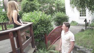 Bionda sul terrazzo prende colpi forti in varie posizioni
