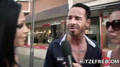 Colloquio urbano che diventa sesso anale sul prato