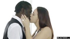 Due brunette adorano il grosso BBC