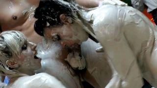 Incinta sesso di gruppo bionda con internazionale