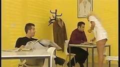 Infermiera in ospedale aiuta il paziente con la donazione