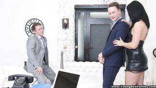 Jessica riceve una DP da due uomini in abito elegante