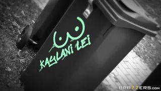 Kaylani dai fianchi larghi cavalca l'amante mascherato