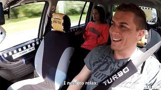 la giovane ragazza gode fuck