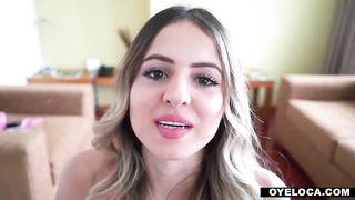 Laura è una studentessa bionda perfetta