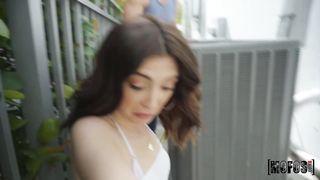 le mani di ragazza allacciate stuprato