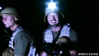 Le zombie trascinano i militari in una scopata collettiva senza regole.