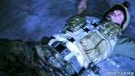 Le zombie trascinano i militari in una scopata collettiva senza regole.