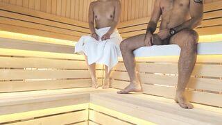 My succhia un cazzo sconosciuto nella sauna e poi si fa scopare.