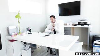Piccoli servizi ragazza asiatica due cazzo