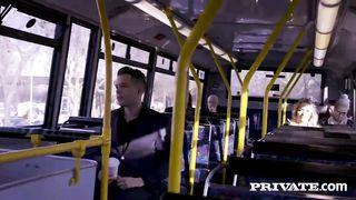 Procace bionda figa allenamento Emilianna