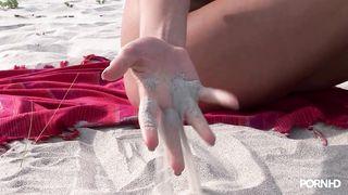 ragazze calde che ottengono via dildo colore rosa