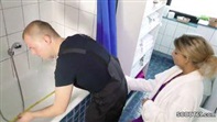 Riparazione idraulica diventa sesso duro con la bionda.