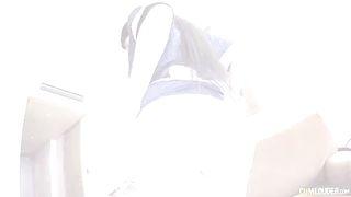 Sexy busty babe batte il suo amante in una palla da baseball così ora egli deve prendersi cura della sua figa